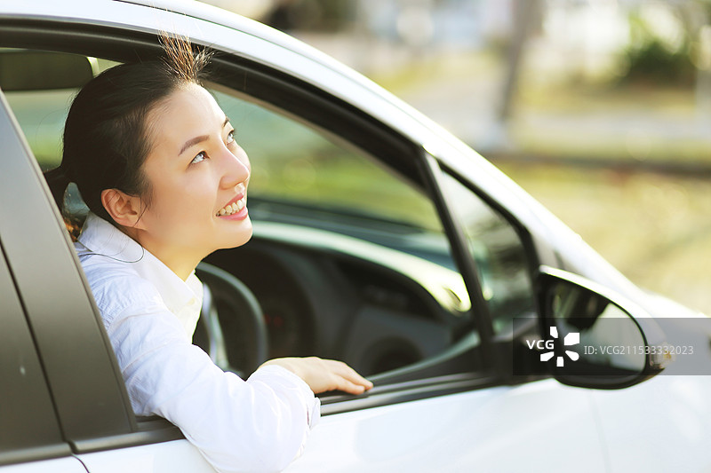 女人享受驾驶的乐趣图片素材