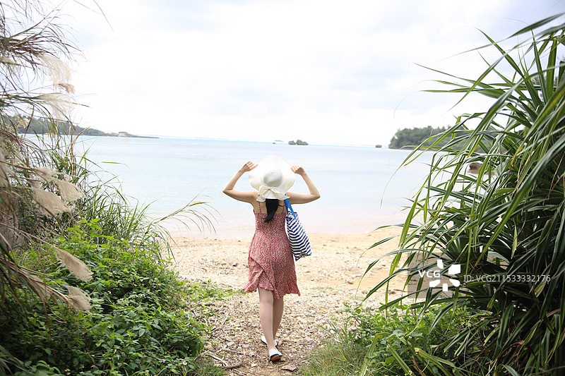 女人走过森林朝海边走去图片素材