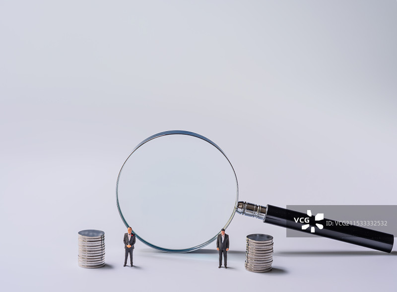 放大镜、货币、人物与白色留白背景图片素材