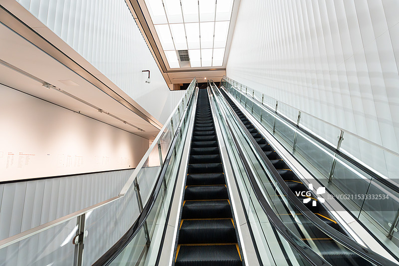 现代建筑内部的扶手电梯图片素材
