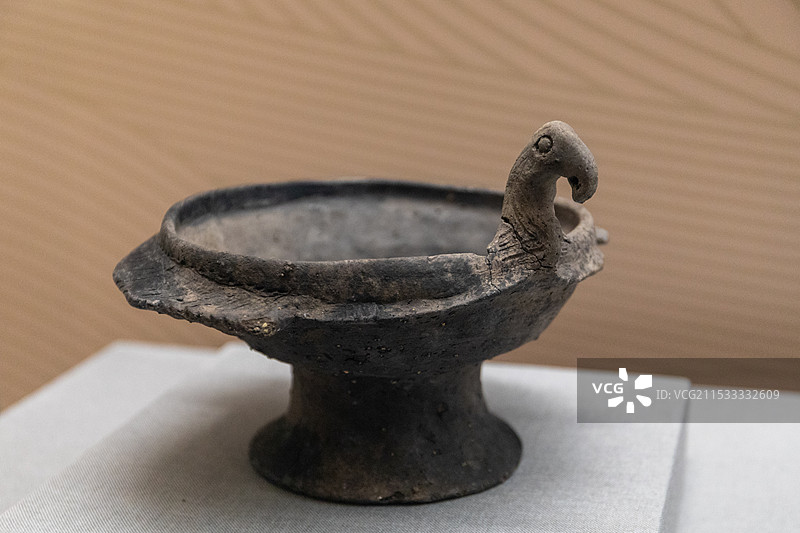 鹰形陶豆 新石器时代 河姆渡文化 傅家山遗址 宁波博物院图片素材