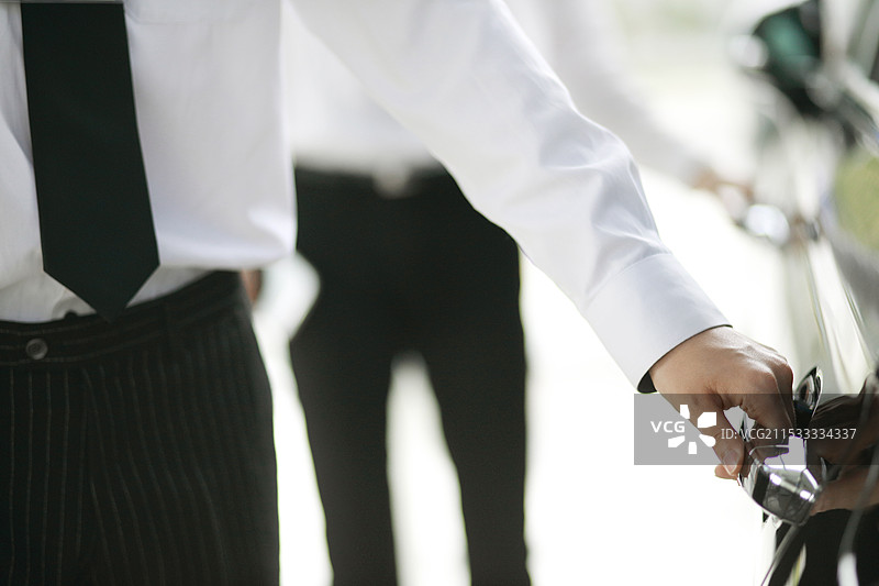 商人手握汽车后门的一部分图片素材