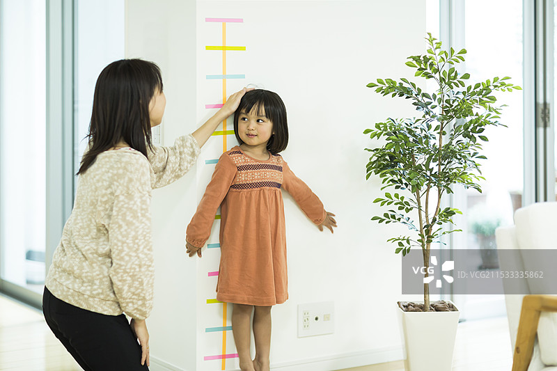 女孩正在测量身高图片素材