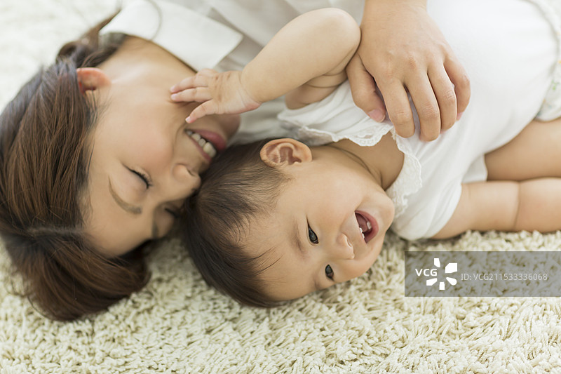 微笑的婴儿和母亲图片素材