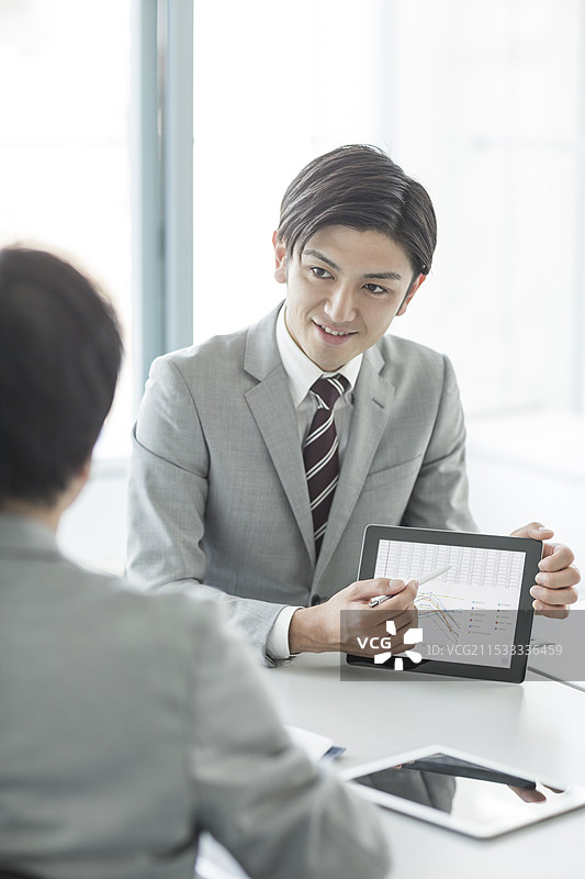 商人正在使用平板电脑开会图片素材