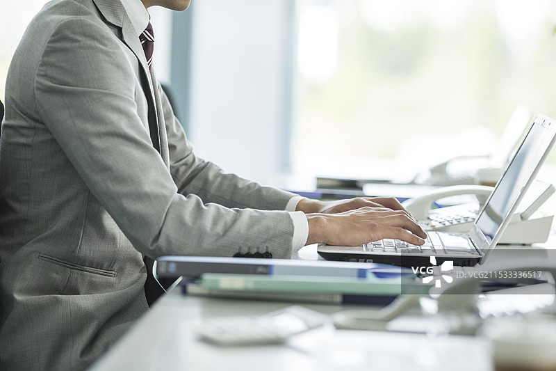 商人在桌子前工作图片素材