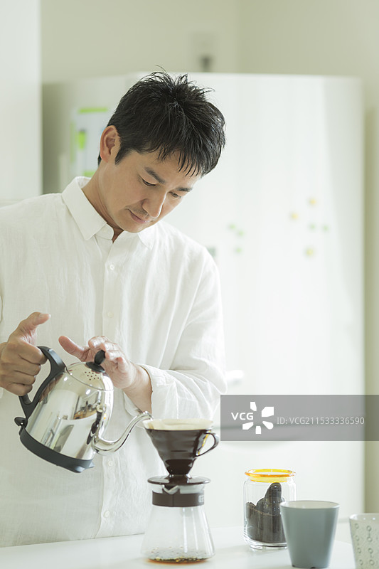 男人在厨房里煮咖啡图片素材