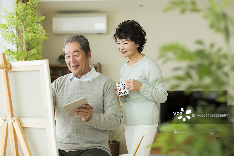 老年夫妇愉快地享受绘画时光图片素材