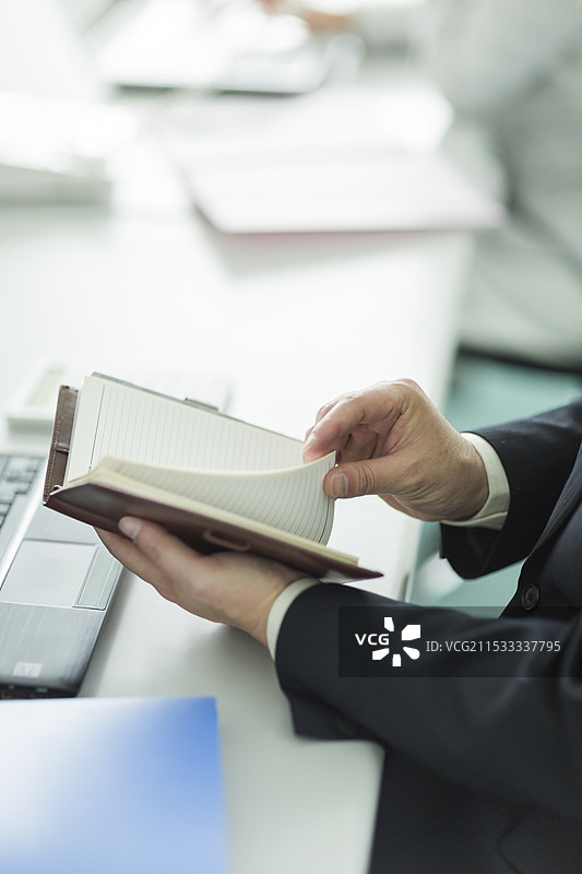 商人正在查看他的笔记本图片素材