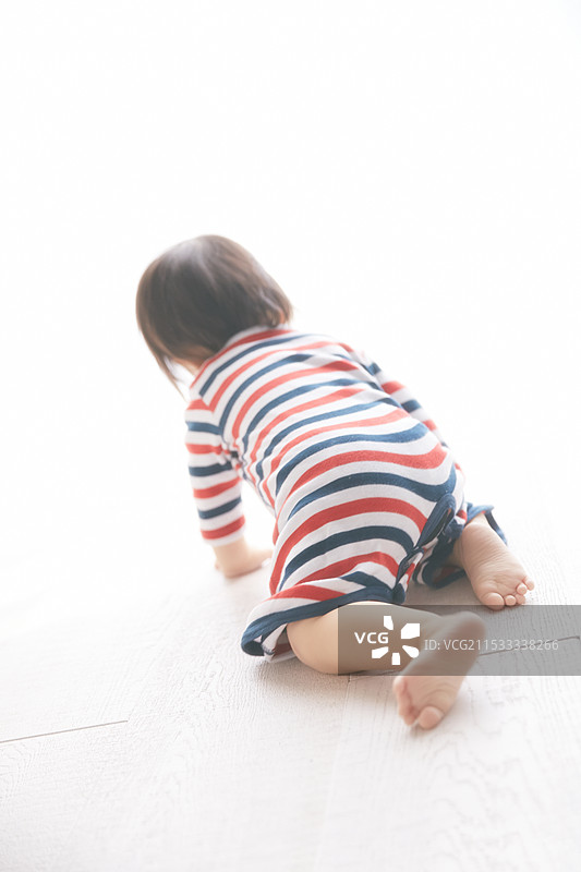 婴儿爬行图片素材