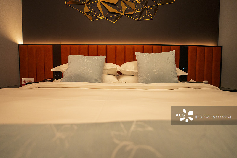 昏暗光线下的床上用品图片素材