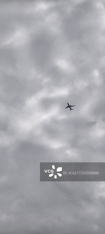 飞机从高空飞过图片素材