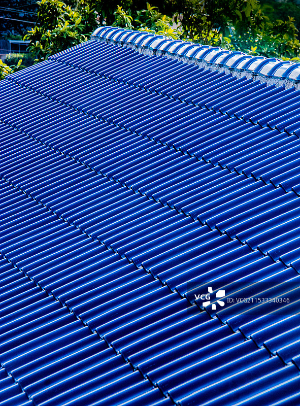 克莱因蓝色深蓝新式屋顶瓦片背景图商务插图图片素材