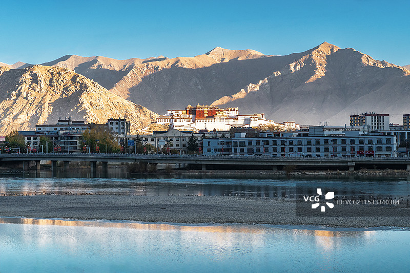 拉萨河南岸眺望布达拉宫图片素材