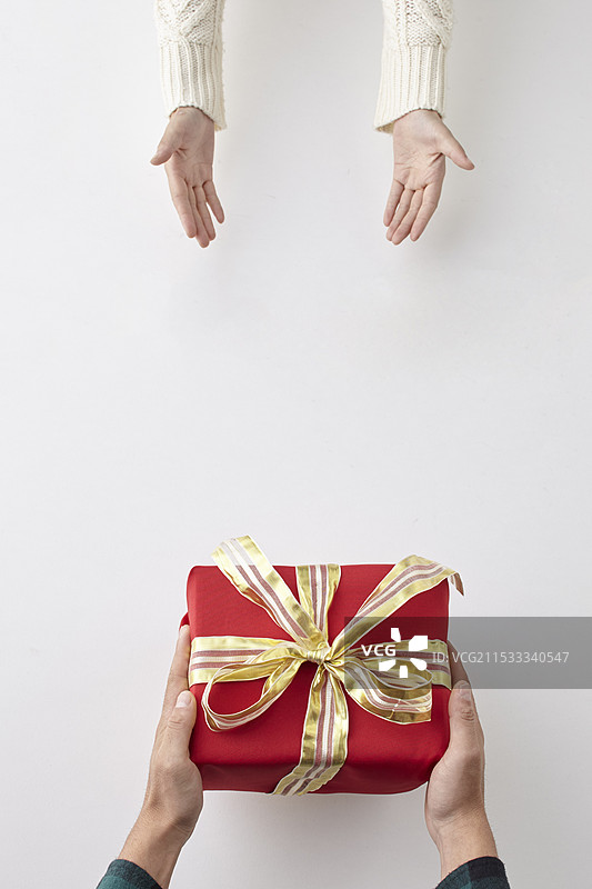 男人的手在赠送礼物，女人的手在接收礼物图片素材