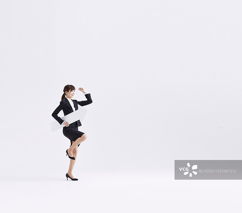 女人手持箭矢图片素材