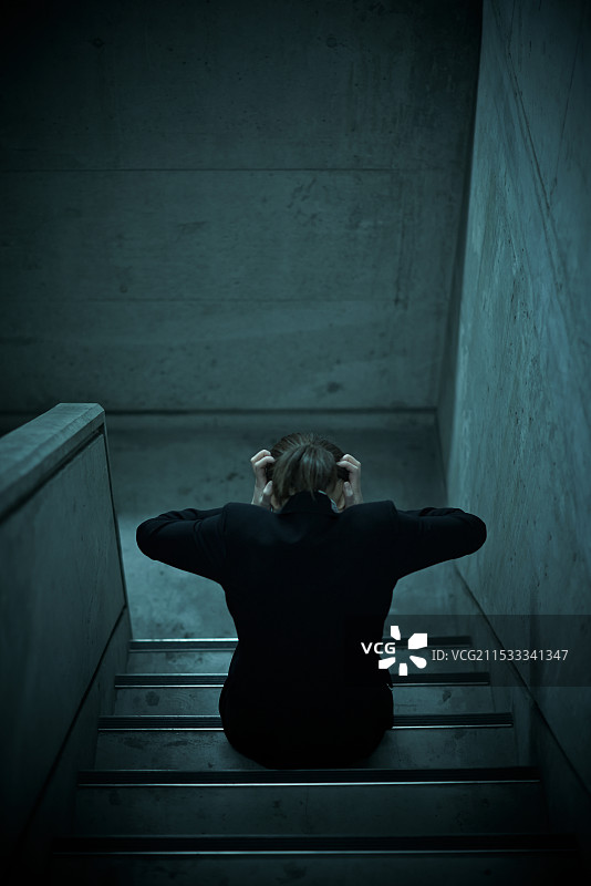 女人捂着头图片素材