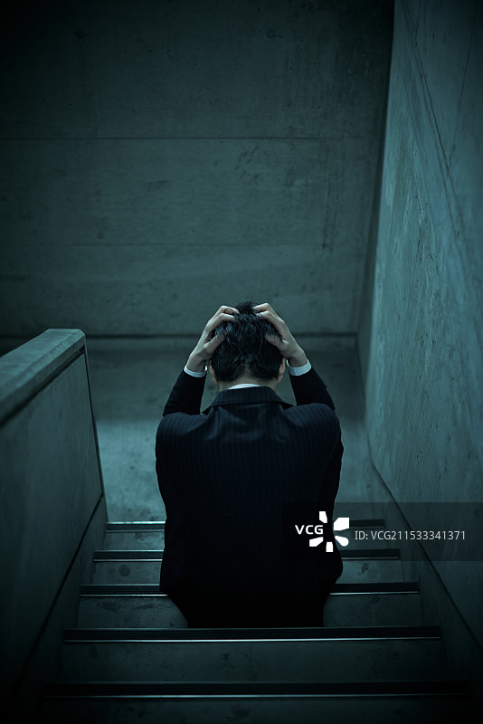 男人捂着头图片素材