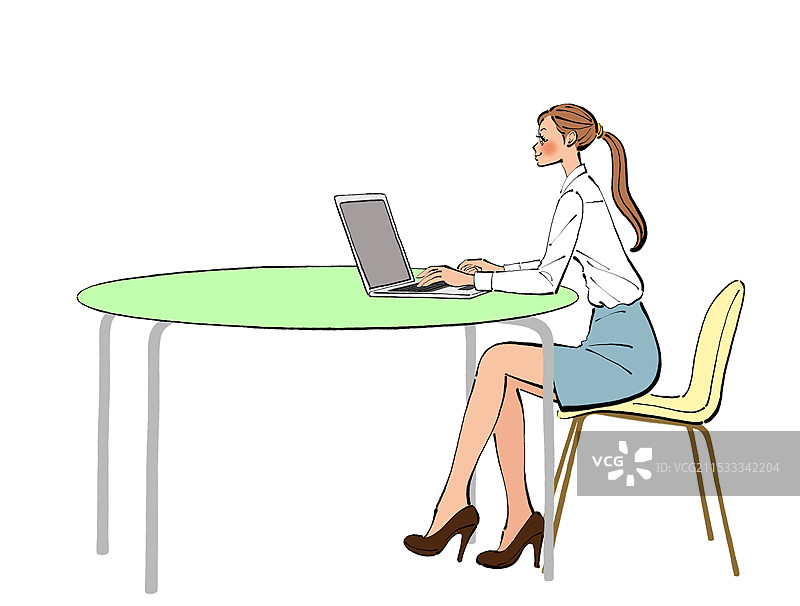 办公室女员工在办公桌上使用笔记本电脑工作图片素材