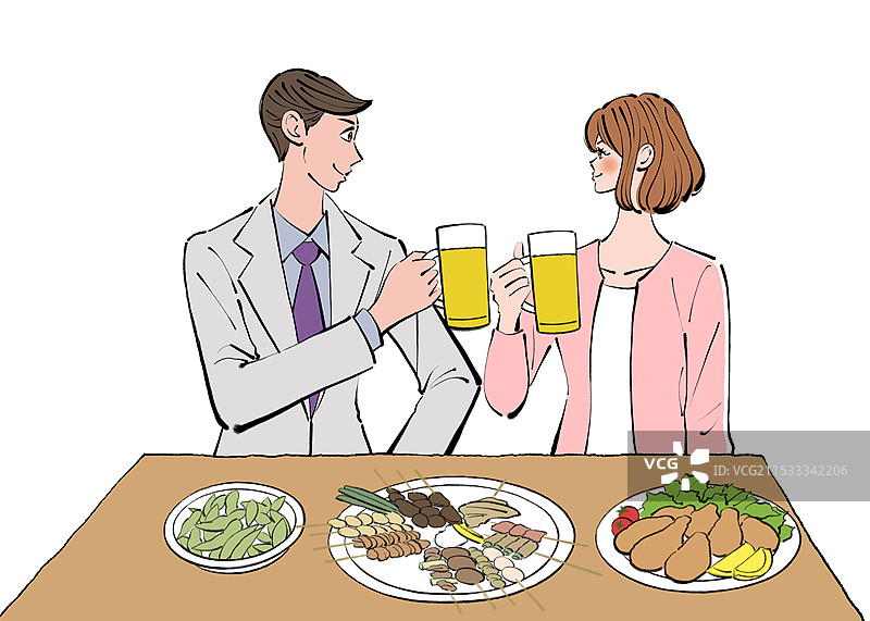 一对男女在居酒屋喝啤酒，庆祝下班回家的时光图片素材