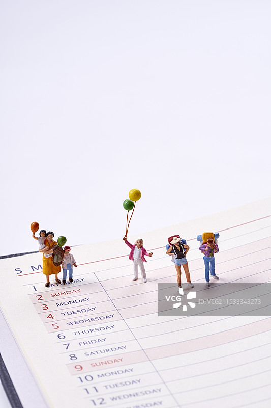 迷你娃娃和日程本图片素材