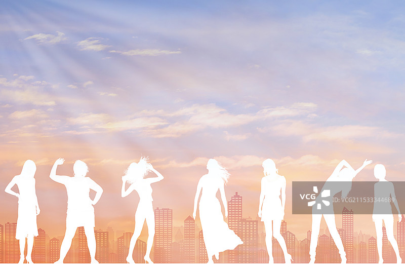 人影与城市景观的剪影图片素材