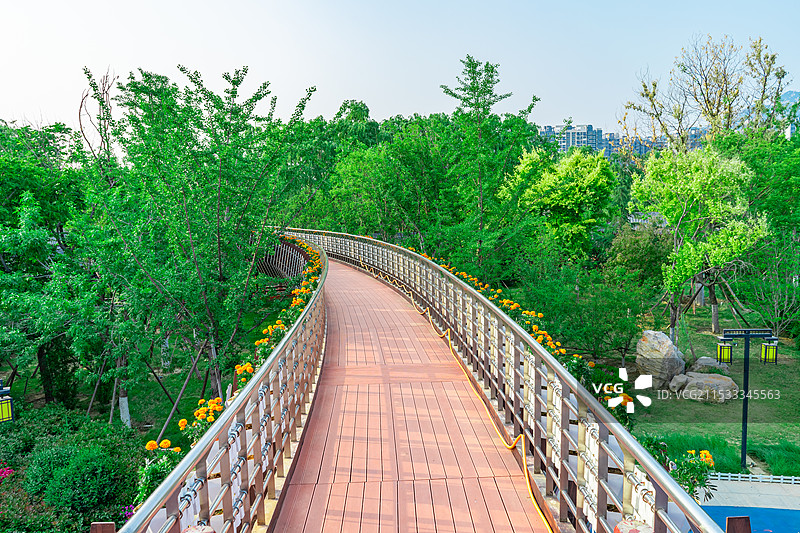中国非都市风光拍摄主题，红色木制栈道步行道路，户外白昼无人图像摄影图片素材