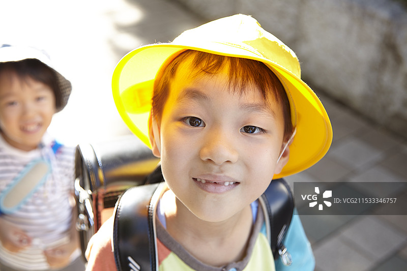 孩子们爬上去上学图片素材