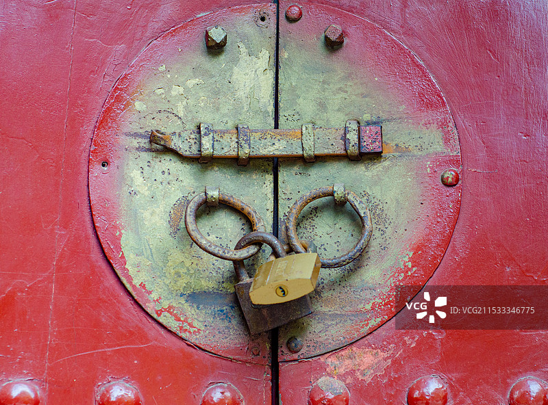大红铁门上了锁图片素材