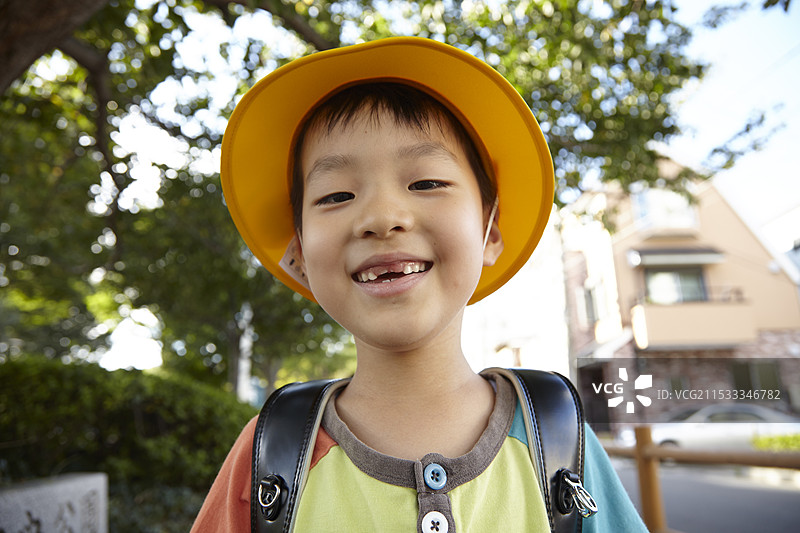 孩子们爬上去上学图片素材