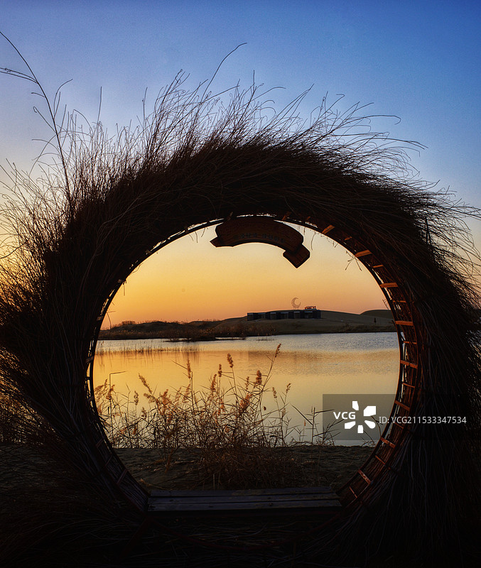 黄昏下的罗布人村寨图片素材