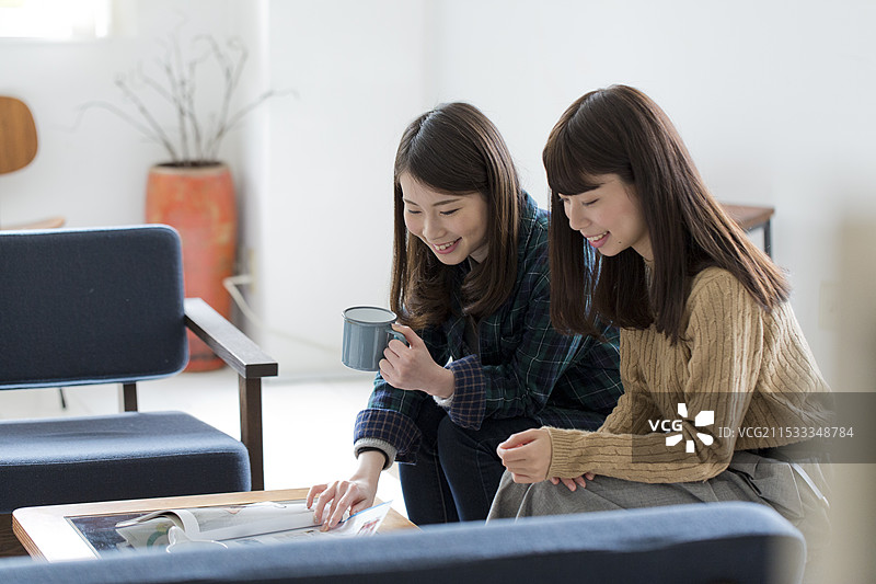 两个女人在放松图片素材