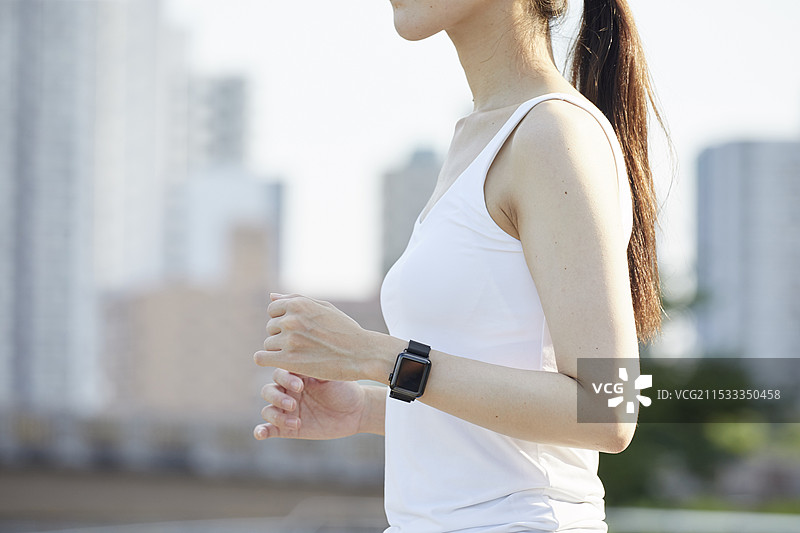 年轻女性穿着跑步服装图片素材