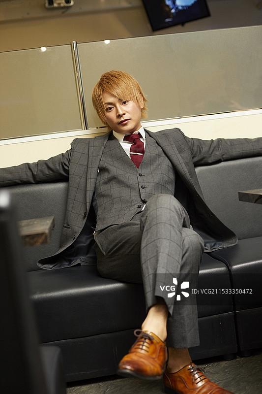 非常酷的年轻日本主持人图片素材