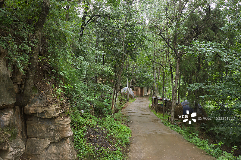 革命老区，荥阳市环翠峪，雨后的山路，民居图片素材
