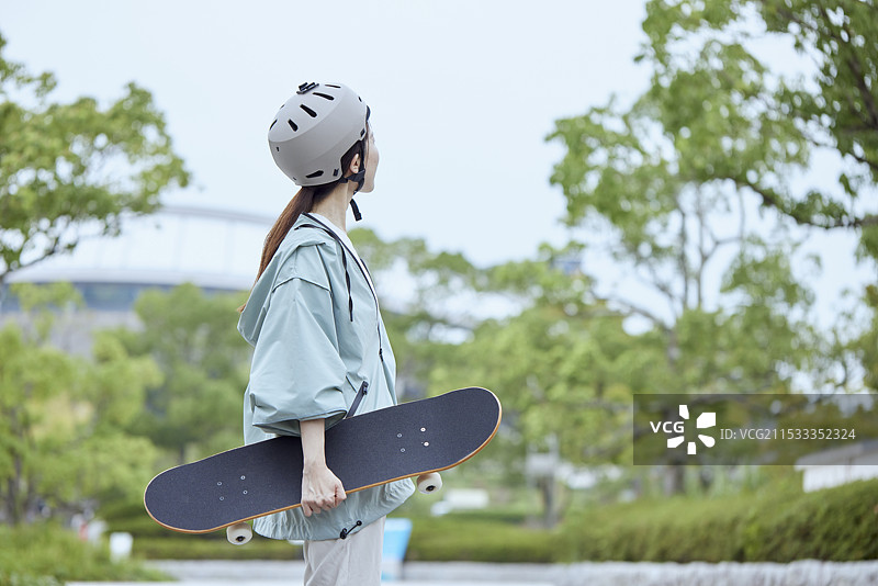 滑板和日本女性图片素材