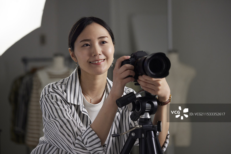 女性摄影师在拍照图片素材
