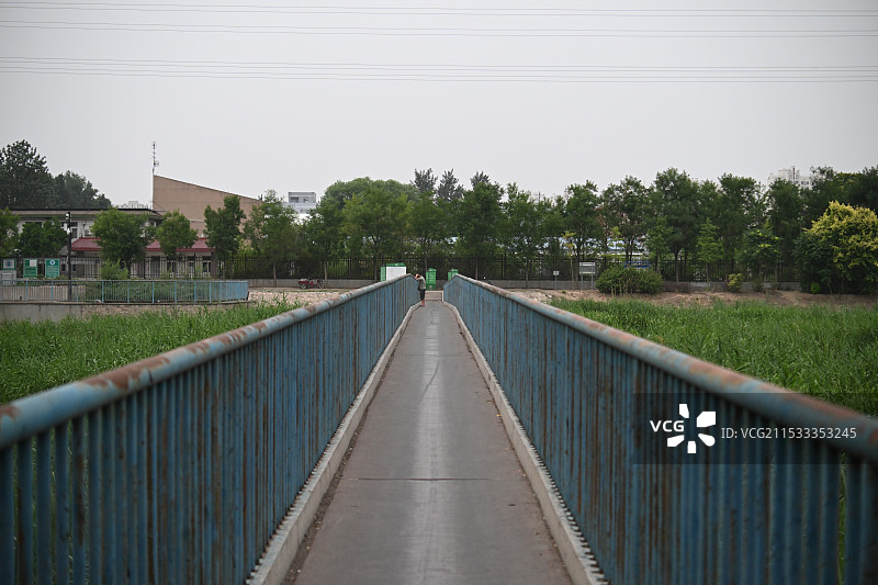 站在人行桥上的人的后视图图片素材