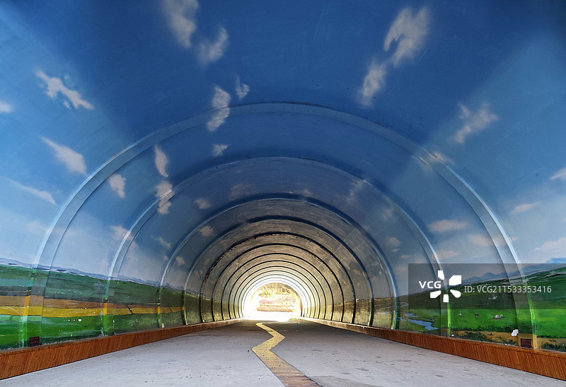 成吉思汗公园秋日风光之隧道景观（内蒙古呼和浩特市）图片素材