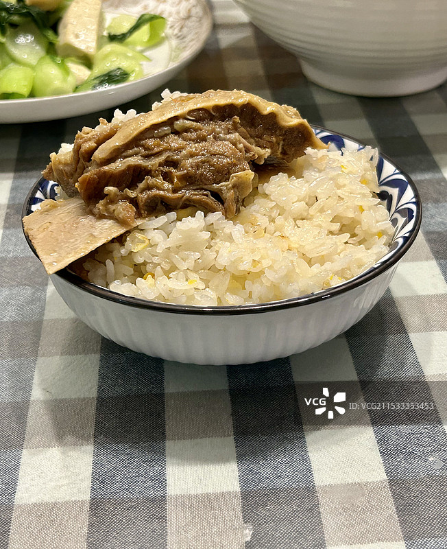 炖牛肉配米饭图片素材