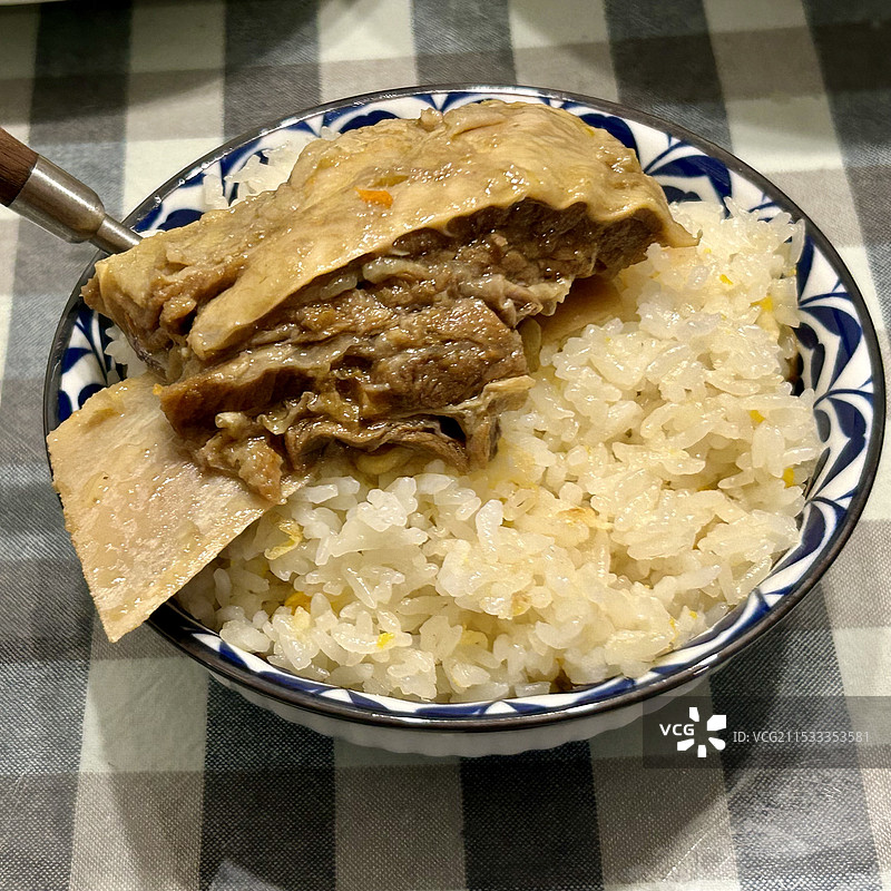 炖牛肉配米饭图片素材