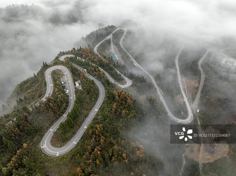 龙船调的故乡湖北利川佛宝山旅游公路云遮雾罩宛若仙境图片素材