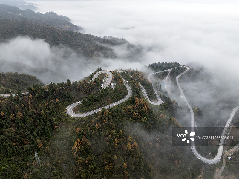 龙船调的故乡湖北利川佛宝山旅游公路云遮雾罩宛若仙境图片素材
