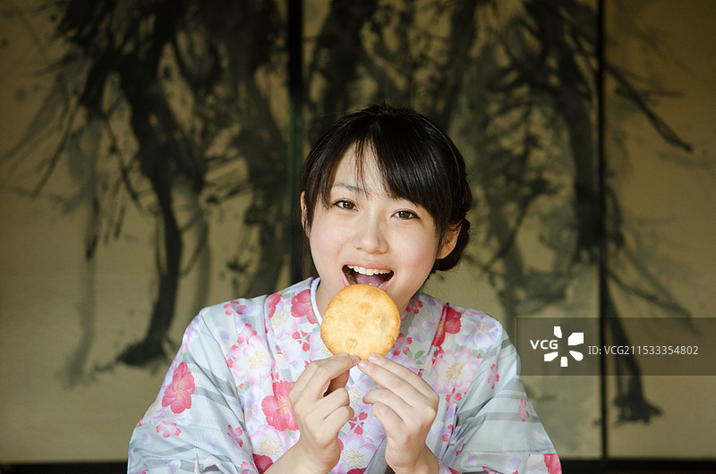 穿着和服的女人在吃米饼图片素材