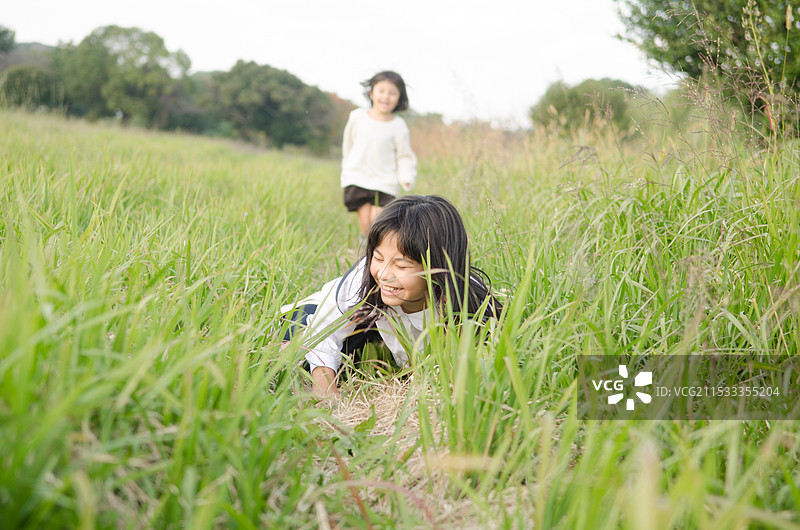 女孩摔倒在草地上图片素材