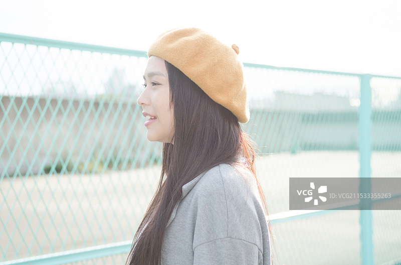 侧身看着的女人图片素材