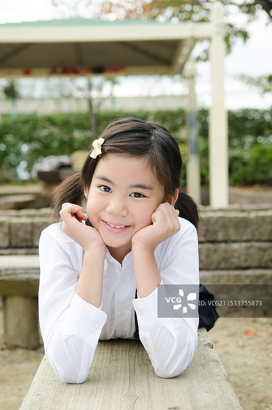 小女孩在小学里笑得露出颧骨图片素材