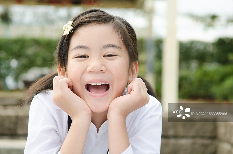 小女孩在小学里笑得露出颧骨图片素材