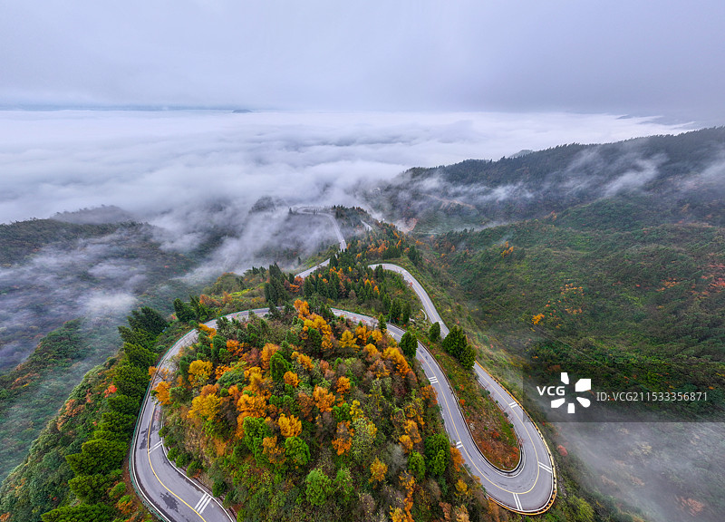 云雾缭绕中的利川佛宝山旅游公路图片素材