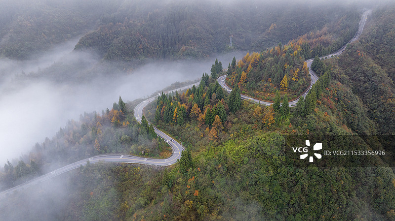 云雾缭绕中的利川佛宝山旅游公路图片素材